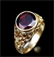 Modernist garnet and 9ct yellow gold ring