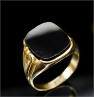 Large onyx and 9ct yellow gold ring