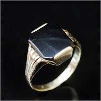 Onyx and yellow gold signet ring