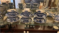 LOT OF 6 BLUE WILLOW CUPS AND SAUCERS