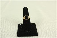 10K YELLOW GOLD RING WITH BLACK ONIX SIZE 7.5 2.9G