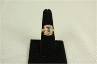 10K YELLOW GOLD RING WITH CLEAR STONE SIZE 7 2.6G