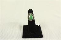 STERLING SILVER RING WITH GREEN TEAR DROP STONE SI