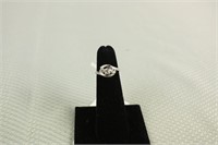 STERLING SILVER RING WITH 3 CLEAR STONES SIZE 4 1.