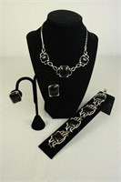 JEWELRY SET WITH NECKLACE, BRACELET, CLIPPED EARRI