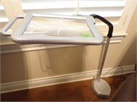 Lighted magnifying lamp