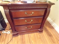 Mahognany nightstand with drawers