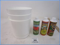 3 NEW PLASTIC PLANT POTS AND PLANT FERTILIZER