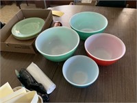 4 Pyrex Bowls, Plates