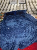 USED SOFT NAVY BED SPREAD WITH TWO PILLOWS AND