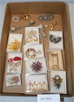 FLAT BOX OF NICE COSTUME JEWELRY PINS & BROOCHES