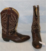 PAIR OF JUSTIN SZ. 9D COWBOY BOOTS