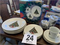 Century Christmas China (Service for Eight) (DS7)