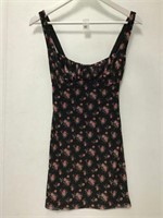 URBAN OUTFITTERS FLORAL DRESS SIZE: XS