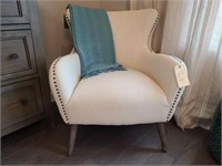 UPHOLSTERED CHAIR W/THROW
