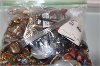 LOT OF MIXED JEWELRY (SOME BROKEN)