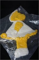 Crochet Side View of Girl In Bonnet