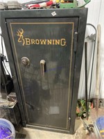 Has Combo Browning gun safe, needs cleaning was in