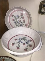 2 pottery serving bowls