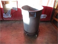 30 Gallon Rolling Trash can