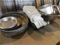 Kitchenwares - colander, sifter, round cake pans,