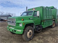 1991 Ford F800 diesel truck w/fuel service body