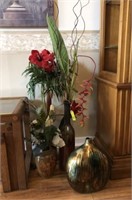 GROUP LOT OF DECOR- VASES, FLORAL ARRANGEMENTS