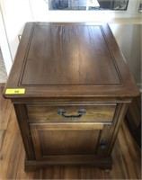 HAMMARY 1 DRAWER 1 DOOR END TABLE
