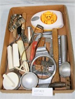 FLATBOX OF KITCHEN UTENSILS