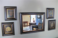 Mirror with decor