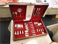 QUALITY DEEP SILVER FLATWARE SET IN CHEST