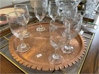 TRAY WITH WINE GLASSES