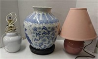 Lot with two lamps and oriental pottery vase on