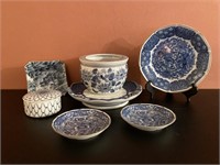 Blue & white decorative dishes & cache pot