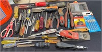 163 - LARGE LOT OF SCREWDRIVERS & TOOLS (A)