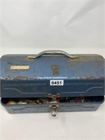 Metal tackle box and contents - old lures?