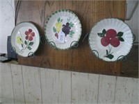 IRON PLATE RACK WITH 3 COLLECTIBLE PLATES