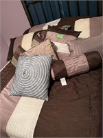 LARGE LOT OF BEDDING COMFORTER AND PILLOWS