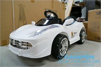 Hvid sportsvogn, elektrisk legebil til små børn
