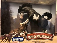 Breyer American wild mustang horse with cougar