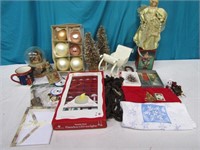 Small Lot of Christmas Items.