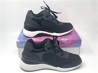 New tennis shoes for women's size 7