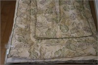 Like new double comforter with 2 pillow shams