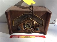 Vintage Radio & (2) Lamps