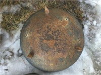 Round cast-iron pot