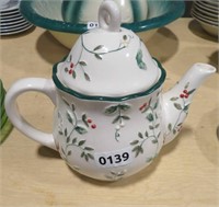 pfaltzgraft winterberry teapot