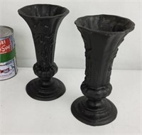 2 vases / urnes en fonte