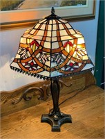 Tiffany style lamp, lampe style TIffany. 16 x 26"