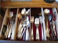 DRAWER OF SILVERPLATE FLATWARE SVC 8+6 SERVING PCS