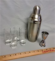 Shot glass set with drink shaker